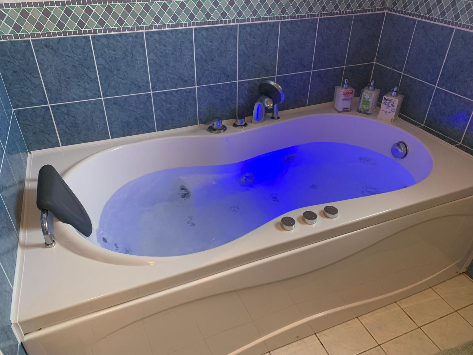 Gite 3 Etoiles Les Gourlines Avec Balneo, Veranda, Piscine Et Garage Аверм Экстерьер фото